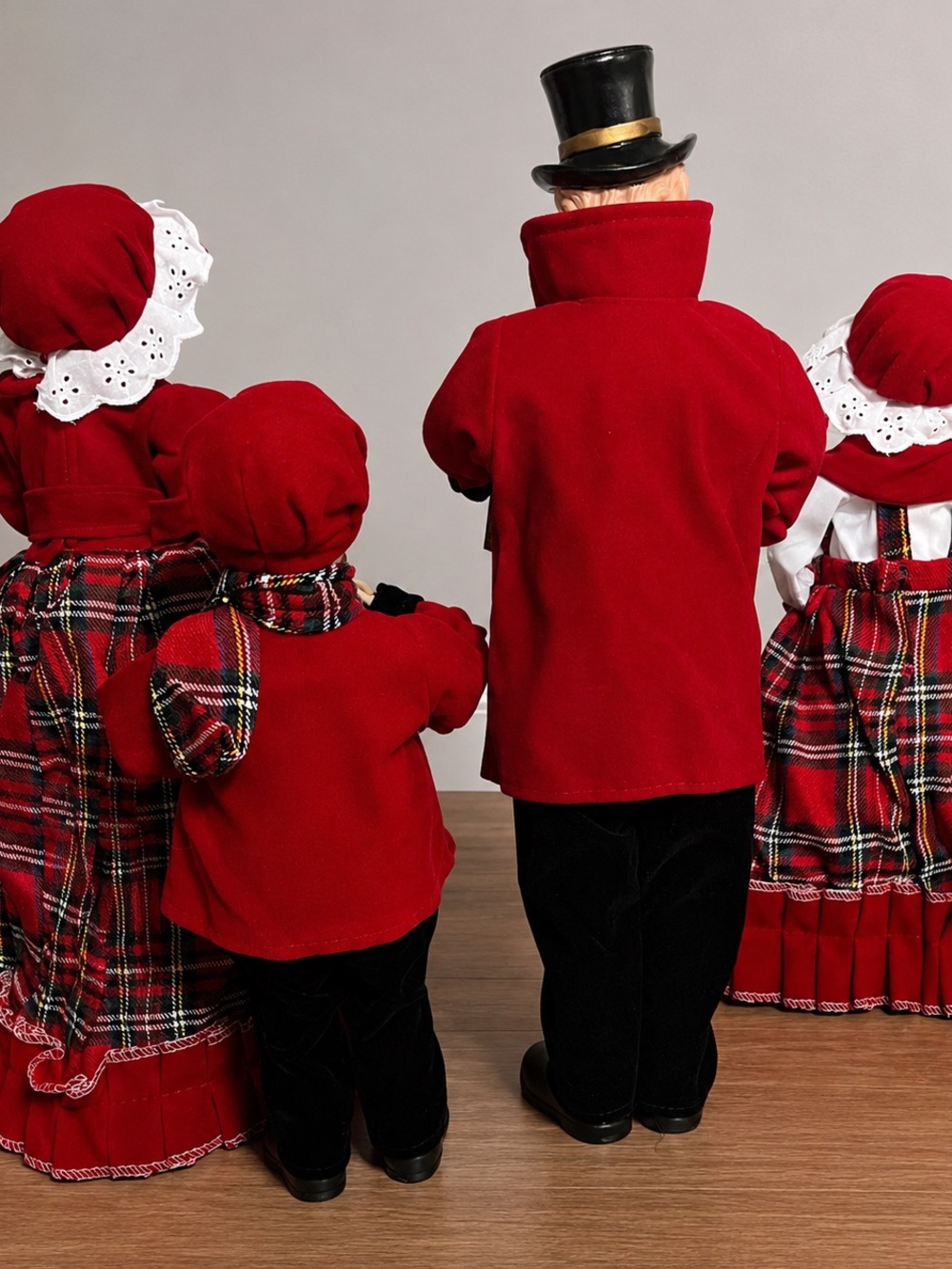 NWT Santa’s Workshop Christmas carolers - Picture 2 of 16
